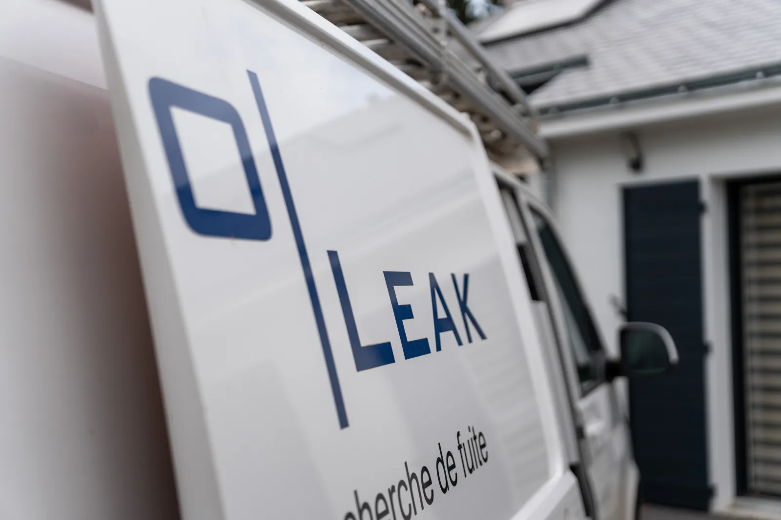 Logo Hydro Leak sur le camion d'intervention, entreprise spécialisée en recherche de fuite
