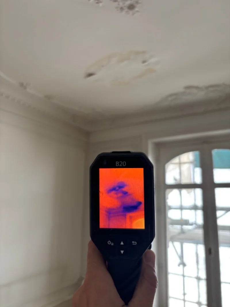 Caméra thermique pointée vers un plafond présentant un dégât des eaux