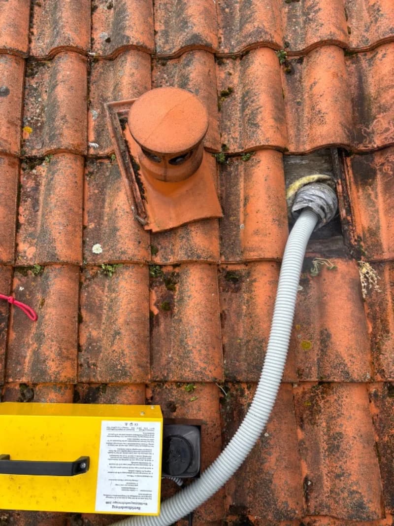 Machine fumigène connectée à une sortie de toit pour tracer le cheminement de l'air