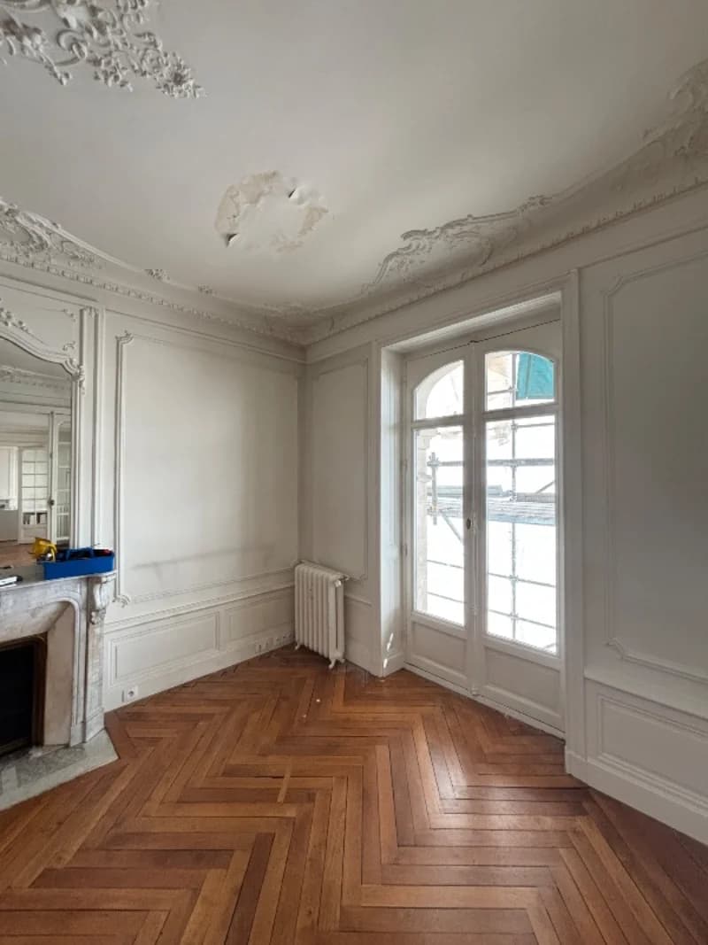 Pièce ancienne avec traces d'humidité au plafond, exemple de sinistre lié à des remontées capillaires